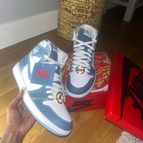 WMNS AIR JORDAN 1s